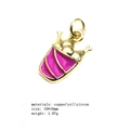 Gros plan d'un pendentif frites de 10*16mm en cuivre rose avec zircons et émail - Nourriture à Rayures Roses