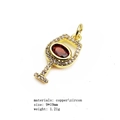 Détail du pendentif verre à vin en cuivre plaqué or avec zircon rouge serti - Verre à Vin Rubis
