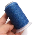 Dettaglio del filo cerato blu scuro con glitter dorati su un rocchetto di plastica - 6 fili / Blu Scuro Scintillante (DA270)