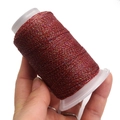 Dettaglio di filo cerato rosso scuro con glitter metallici per gioielli fai da te - 6 fili / Rosso Profondo Scintillante (A300)