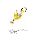 Détail macro d'un pendentif calice plaqué or avec zircon jaune et diamants blancs - Gobelet en Strass Triangle