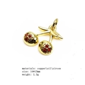 Vue détaillée du pendentif cerise avec zircons rouges et dimensions de 14x13mm - Double Cerise en Strass