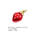 Détail d'un pendentif fraise de 8x13mm en émail rouge et cuivre avec anneau doré - Fraise Rouge à Pois