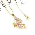 Macro di ciondolo a farfalla dorata con pietre marquise rosa e zirconi micro-pavé - Collana con ciondolo farfalla rosa