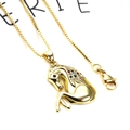 Dettaglio del ciondolo a cavallo placcato oro con zirconi colorati su catena box - Collana con ciondolo a cavallo