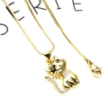 Dettaglio di un ciondolo a gatto dorato con occhi in zirconia su una catenina veneziana - Collana con ciondolo a gatto