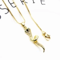 Dettaglio del ciondolo a serpente dorato con zirconi e catenina a maglia box - Collana con ciondolo a cobra