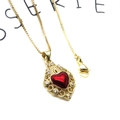 Detail von rotem Herzanhänger mit Zirkonia und vergoldeter Box-Halskette-Schließe - Hohler Vintage-Herzanhänger Halskette
