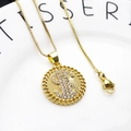 Vue macro du pendentif sac d'argent doré avec zircone et une chaîne box robuste - Style Pièce Ronde Avec Collier (5+Collier)
