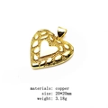 Detail van een vergulde koperen hartvormige hanger met textuurrand en 20 mm formaat - Relief Genest Hart Hanger (5)