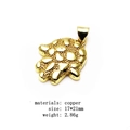 Macro-opname van vergulde koperen Hamsa-hanger met unieke metalen textuurafwerking - Hamsa Hand Textuur Hanger (8)