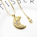 Macro detail van de halve maan hanger met hartreliëf en zirkonia aan een box ketting - 3+Halsketting (Maan Zirkonia Kettingset)