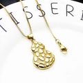 Macro-opname van de vergulde kalebas hanger met gehamerde textuur aan ketting - 6+Halsketting (Flespompoen Nugget Kettingset)