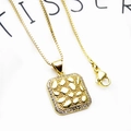Macro-opname van de gouden vierkante hanger met zirkonia-rand aan een venetiaanse ketting - 7+Halsketting (Vierkant Zirkonia Kettingset)
