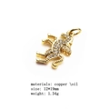 Dettaglio del ciondolo Kokopelli in oro con zirconi, misura 12x19mm e peso 1,34g in primo piano - Forma Kokopelli (3#)