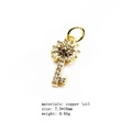 Detalle de colgante llave de girasol en cobre con micro pavé de circonitas claras - Estilo Llave (5#)