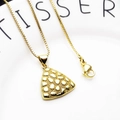 Gouden schakelketting met geometrische driehoekige hanger en een kiezelsteen-textuur - Driehoek Geometrische Hanger Halsketting (9)