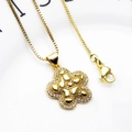 Vergulde koperen ketting met een klaverbloem hanger ingelegd met witte zirkonia's - Vierbladige Bloem Strass Halsketting (14)