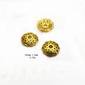 Vue détaillée des calottes de perles fleurs évidées dorées 8x2mm avec motifs filigranes - Style Évidé en Cœur (K#8MM)