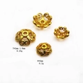 Gros plan de calottes de perles fleurs dorées de 6mm et 7mm pour la création de bijoux DIY - Style de Pétale Évidé (M#6MM)