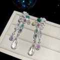 Macro detail van vintage hanger oorbellen met sprankelende gekleurde zirkonen en kristal. - Stijl 23 (HE32568)