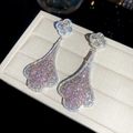 Luxe lange hanger oorbellen met roze zirkoon bloemmotief en sprankelende kristallen. - Stijl 22 (HE32568)