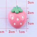 Cabochon en résine fraise rose pour bricolage DIY mesuré sur une planche graduée - Style Fraise Rose Rose