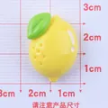 Accessoire DIY citron en résine jaune vif avec feuille verte sur grille de mesure - Citron