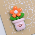 Simpatico vaso di fiori in resina rosa con sorriso e fiore arancione per creazioni fai-da-te - Grazioso Vaso Sorridente - Fiore A Cinque Petali