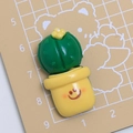 Simpatico accessorio in resina di cactus con fiore giallo e vaso sorridente - Grazioso Vaso Sorridente - Palla Di Cactus