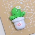 Simpatico cactus in resina verde con fiore bianco e accessorio per vaso con faccina rossa - Grazioso Vaso Sorridente - Cactus