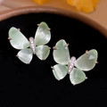 Gros plan de boucles d'oreilles papillon en œil de chat vert clair et zircons - Style Puce d'Oreille Papillon (93#) / Plaqué Argent Vert