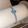 Exquisites Detail eines silbernen Zirkonia-Armbands mit blauem Schmetterlingszentrum - Blaues Schleifenarmband (3#) / Silber