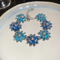 Luxuriöses blaues Blumenarmband im koreanischen Stil mit Zirkonia und verstellbarer Kette - Zweifarbiges blaues Blumen-Zirkonia-Armband (45#) / Silber