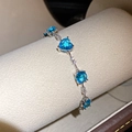 Elegantes silberfarbenes Armband mit leuchtend blauen herzförmigen Zirkonia-Steinen besetzt - Herz-Blaustein-Zirkonia-Armband (46#) / Silber