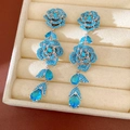 Détail de boucles d'oreilles vintage de luxe avec fleurs et gouttes en zircon bleu - Forme de Fleur / Bleu