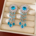 Boucles d'oreilles vintage élégantes avec zircon bleu et pampilles dans un écrin en velours beige - Long Pompon / Argent Bleu