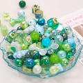 Grüne galvanisierte Acrylperlen für DIY-Schmuckherstellung in einer Glasschale serviert - Grün