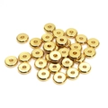 Primer plano de cuentas espaciadoras planas de latón dorado para crear joyas DIY - Modelo 4mm / Oro claro