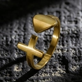 Detaillierte Nahaufnahme eines vergoldeten Edelstahlrings mit Herz- und Kreuzmotiven - Herz- und Kreuz-Stil (S65)