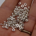 Montón de cuentas espaciadoras de metal plateado para joyería DIY en una mano - Modelo 4mm / Plateado