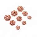 Dettaglio dei copriperla a fiore in oro rosa con zirconi per la creazione di bracciali - Stile C / 6mm / Oro rosa