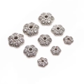 Dettaglio macro di nove dimensioni di distanziatori per fiori in zircone per gioielli fai-da-te - Stile C / 6mm / Oro Bianco