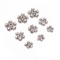 Dettaglio macro di perline distanziatrici a fiore con zirconi per creazione di gioielli - Stile D / 6mm / Oro Bianco