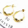 Macro shot of gold-plated wavy C-shaped hoop earrings with hammered texture - Irregular Wave (4)