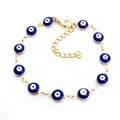 Détail d'un bracelet œil porte-bonheur avec perles bleues et fermoir mousqueton doré - Bracelet / Bleu