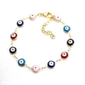Detail eines Goldarmbands mit bunten Emaille-Evil-Eye-Perlen und Karabinerverschluss - Armband / Mehrfarbig
