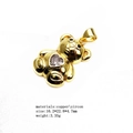 Detailansicht eines goldenen Bärenanhängers mit Herz-Zirkon, Größe 16,2x22,8mm - Stil 2 Anhänger