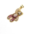 Dettaglio del ciondolo a forma di orsetto d'oro con zirconi bianchi e magenta micro-pave - Ciondolo Rosso Rosa