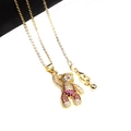 Dettaglio del ciondolo a orsetto dorato con zirconi bianchi e rosa su catena sottile - Collana con Ciondolo Rosso Rosa